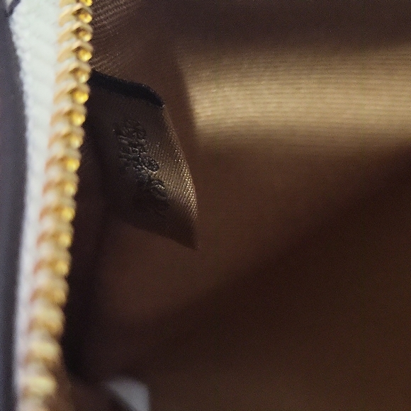 Coach Women's Corner Zip Wristle In Canvas Leather ( Like New) - Picture 7 of 9